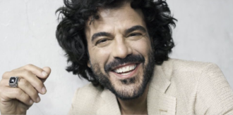 Copertina di Sanremo 2021, pare che Francesco Renga non abbia mai trovato un capello sul letto: ecco le possibili cause