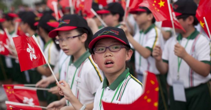 Copertina di Pechino rieduca Hong Kong. A scuola il pensiero unico