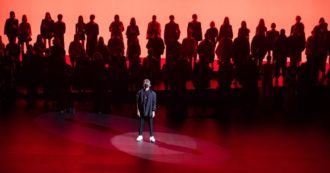 Copertina di Settimana della Moda Milano 2021, Valentino sfila al Piccolo Teatro Strehler. Pierpaolo Piccioli: “Un gesto anarchico per un atto di moda” – FOTO