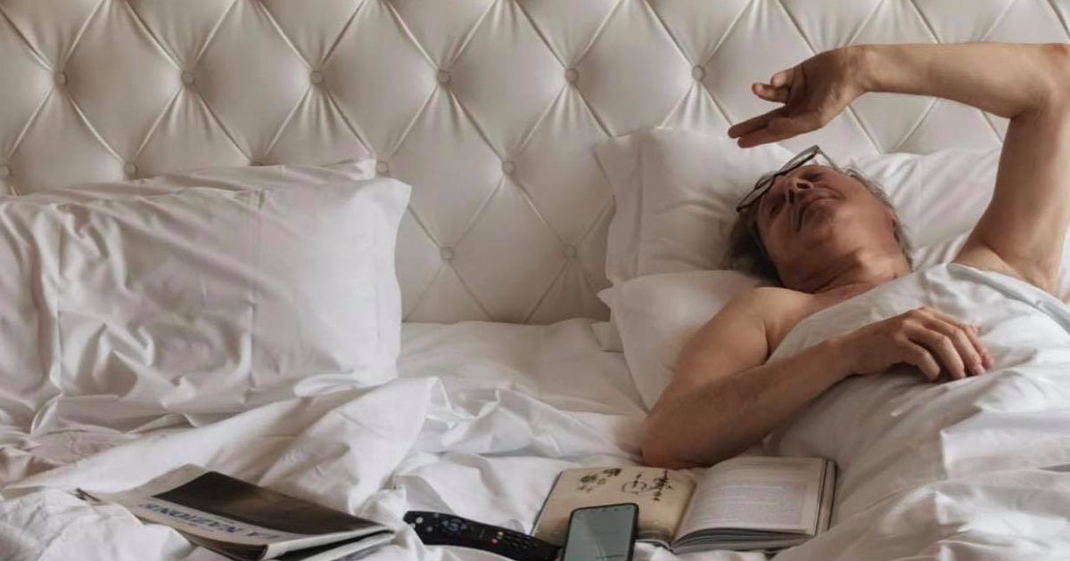Vittorio Sgarbi sfinito a letto: “Che tristezza…”. Efe Bal: “Posso?” (con emoji molto esplicite)