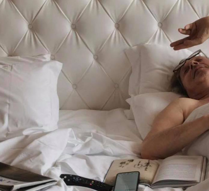 Vittorio Sgarbi sfinito a letto: “Che tristezza…”. Efe Bal: “Posso?” (con emoji molto esplicite)