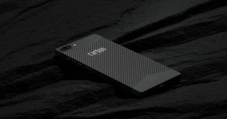 Copertina di Carbon 1 MK II, il primo smartphone al mondo con scocca interamente in carbonio