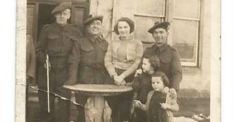 Copertina di Il soldato salvò una bambina durante la guerra, la nipote pubblica la foto e fa un appello per ritrovarla quasi 80 anni dopo