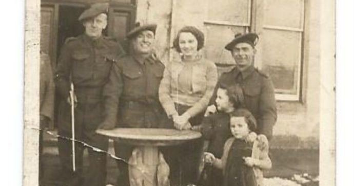 Il soldato salvò una bambina durante la guerra, la nipote pubblica la foto e fa un appello per ritrovarla quasi 80 anni dopo