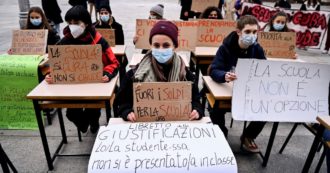 Copertina di Covid, 3 milioni di studenti di nuovo a lezione da casa