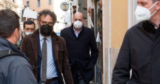 Copertina di Tiro al piccione su Zingaretti e Orlando. Il leader: “Congresso nel 2023”, coro di no