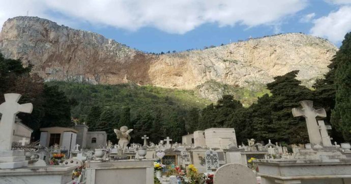 Palermo, trovate quattro bare abbandonate senza nome nel cimitero dei Rotoli