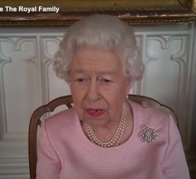 La Regina Elisabetta scherza sulla sua statua che le mostrano dall’Australia: “Penso sia spaventoso…”