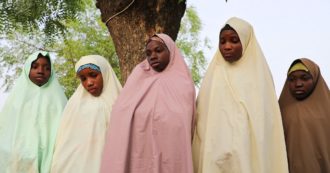 Copertina di Nigeria, liberate 279 delle 317 ragazze rapite da un commando armato venerdì. Presidente: “Pagato un riscatto, decisione pericolosa”