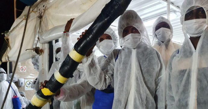 “Soldi alla Mare Jonio per il trasbordo di 27 migranti”. Casarini tra i 4 indagati