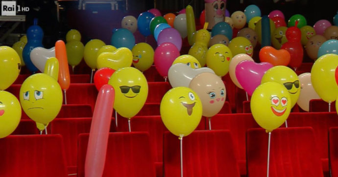 Sanremo 2021, il palloncino fallico in platea: “Ma è un caz*o, mi sento male” Sanremo 2021, il palloncino fallico in platea: “Ma è un caz*o, mi sento male”