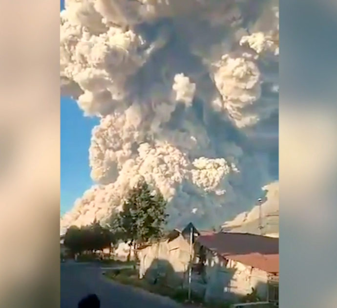 Sembra l’effetto di un’esplosione atomica, ma è il risveglio del vulcano: la colonna di fumo è alta 5 km – Video