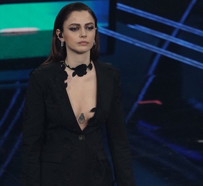 Sanremo 2021, Annalisa va “fuori di seno” sul palco dell’Ariston: la scollatura troppo profonda le gioca un brutto scherzo