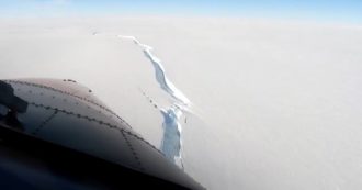 Copertina di Un iceberg grande come Roma si è staccato dall’Antartide: 15 giorni fa il video che “denunciava” un’enorme crepa
