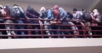 Copertina di Cede una balaustra all’università e gli studenti precipitano nel vuoto dal quarto piano: almeno sette morti e quattro feriti gravi