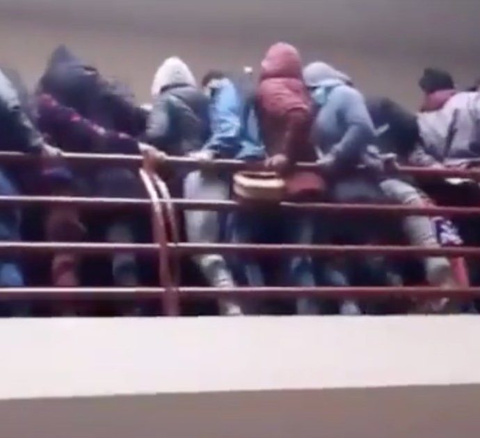 Cede una balaustra all’università e gli studenti precipitano nel vuoto dal quarto piano: almeno sette morti e quattro feriti gravi