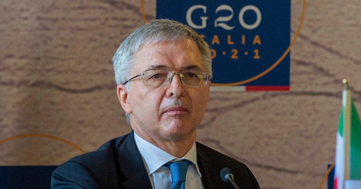 I ristori? Nessuna fretta, il governo rimanda ancora: fino a un mese per la piattaforma, dopo le richieste. Per le aziende ferme altre settimane senza soldi