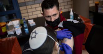 Copertina di Israele, terza dose Pfizer per gli over 60 già immunizzati: è il primo paese al mondo a farlo