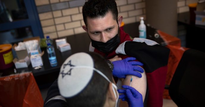 Israele, terza dose Pfizer per gli over 60 già immunizzati: è il primo paese al mondo a farlo