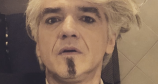 Copertina di Morgan devolverà la metà del suo cachet di X Factor ai ragazzi discriminati per il loro orientamento sessuale: “Accetto la gogna se può servire”