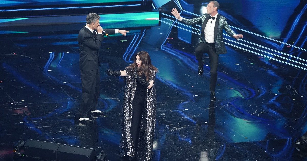 Sanremo 2021, la cronaca della seconda serata: Laura Pausini canta “Io si” e si commuove. Fiorello mattatore. In platea spunta un palloncino fallico – LA CLASSIFICA