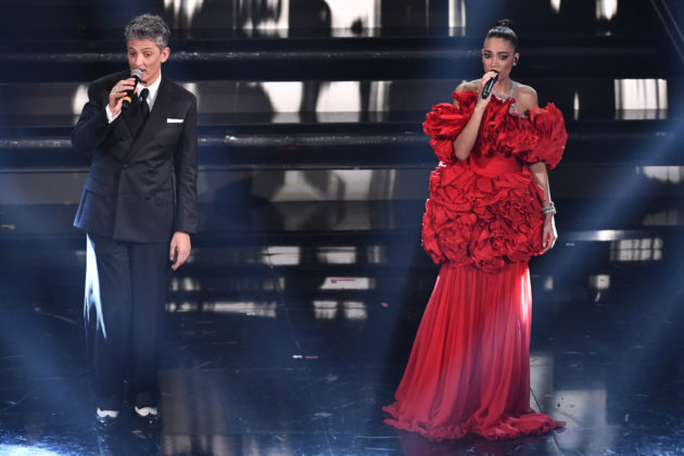 Sanremo 2021, tutti i look di Elodie: dall’abito in stile “Jessica Rabbit” all’orecchino da 45mila euro caduto sul palco FOTO e VIDEO Sanremo 2021, tutti i look di Elodie: dall’abito in stile “Jessica Rabbit” all’orecchino da 45mila euro caduto sul palco FOTO e VIDEO