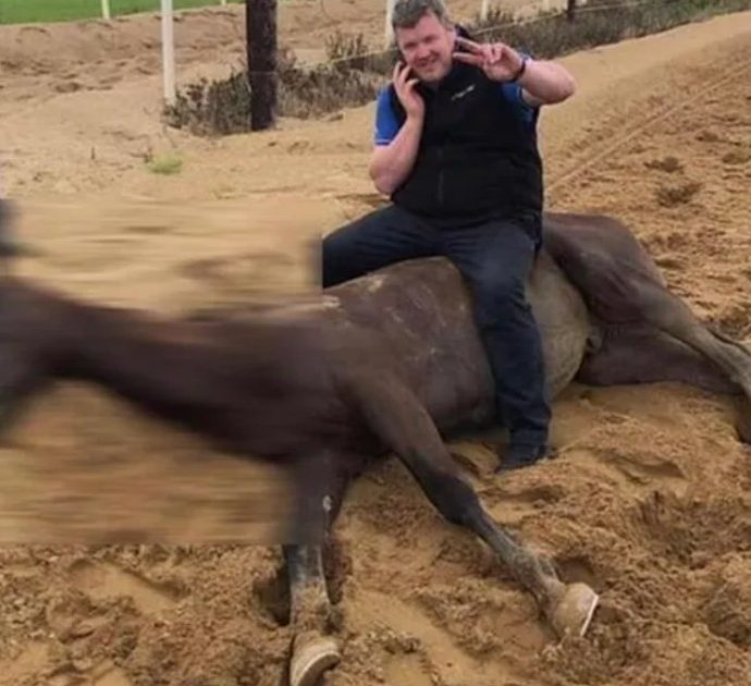 Si fa fotografare sorridente in groppa ad un cavallo morto steso per terra: sospeso il celebre Gordon Elliott nella bufera