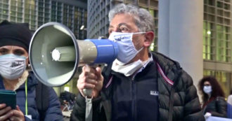 Copertina di “La scuola è sempre la prima testa che cade, cosa sta facendo Regione Lombardia?”: protesta contro la Giunta Fontana per la chiusura – Video