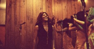 Tina Turner, gli abusi, il tentato suicidio e il buddismo. Le fragilità dell’icona del rock nel biopic presentato al Festival di Berlisno