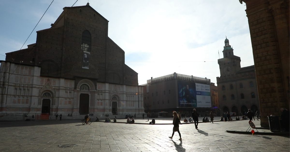 Bologna zona rossa, il racconto dentro e fuori gli ospedali. L’amarezza e le paure dei medici per impennata dei contagi: “Troppi irresponsabili”