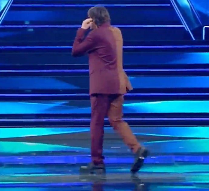 Sanremo 2021, Bugo vaga spaesato sul palco dell’Ariston: “Dov’è il mio microfono?”
