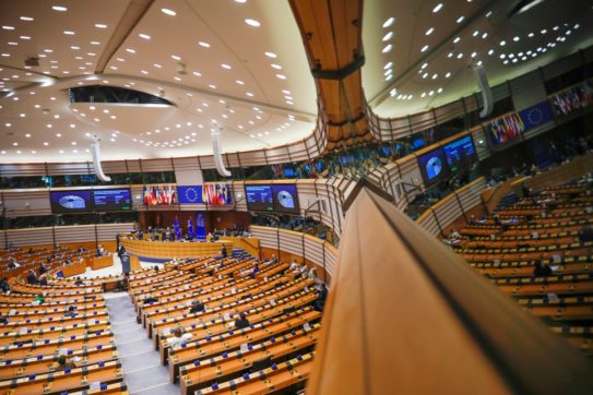 Salario minimo, ok del Senato alla proposta di direttiva Ue. M5s: “Fissare una soglia di dignità lasciando alla contrattazione le altre voci”