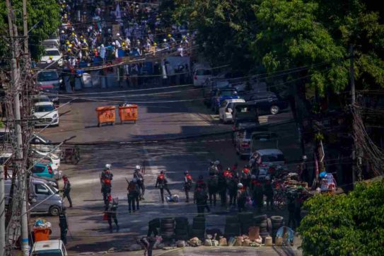 Myanmar, morta Angel la ragazza 19enne icona della resistenza dopo il golpe: sulla maglietta aveva scritto: “Andrà tutto bene”