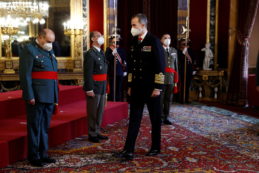 Copertina di In Spagna i reali fanno i furbi: le sorelle di Felipe si vaccinano negli Emirati Arabi