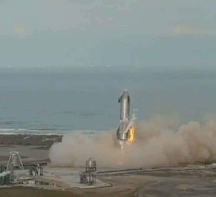 Il prototipo di SpaceX Mars Rocket esplode dopo l’atterraggio. I due precedenti razzi erano esplosi in volo (video)