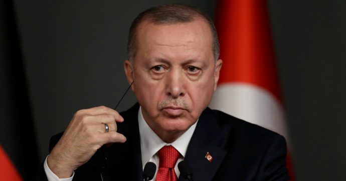 Copertina di La pazza idea di Erdogan: estromettere il partito curdo