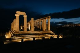 Copertina di La legge per i greci è il limite che si configura con la morte. E influisce sulla vita di un popolo