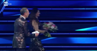Copertina di Sanremo 2021, Amadeus rincorre una musicista urlando: “Signora! Signora!”. Imbarazzo sul palco dell’Ariston