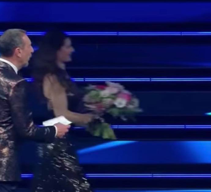 Sanremo 2021, Amadeus rincorre una musicista urlando: “Signora! Signora!”. Imbarazzo sul palco dell’Ariston