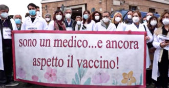 Copertina di Roma, la denuncia dei medici liberi professionisti: “Noi esclusi dalla vaccinazione prioritaria contro il Covid, ci sentiamo di serie B” – Video