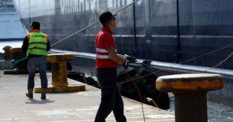 Copertina di Sciopero Genova, l’avvertimento di Confindustria ai portuali che difendono i loro stipendi: “Il lavoro è un privilegio”
