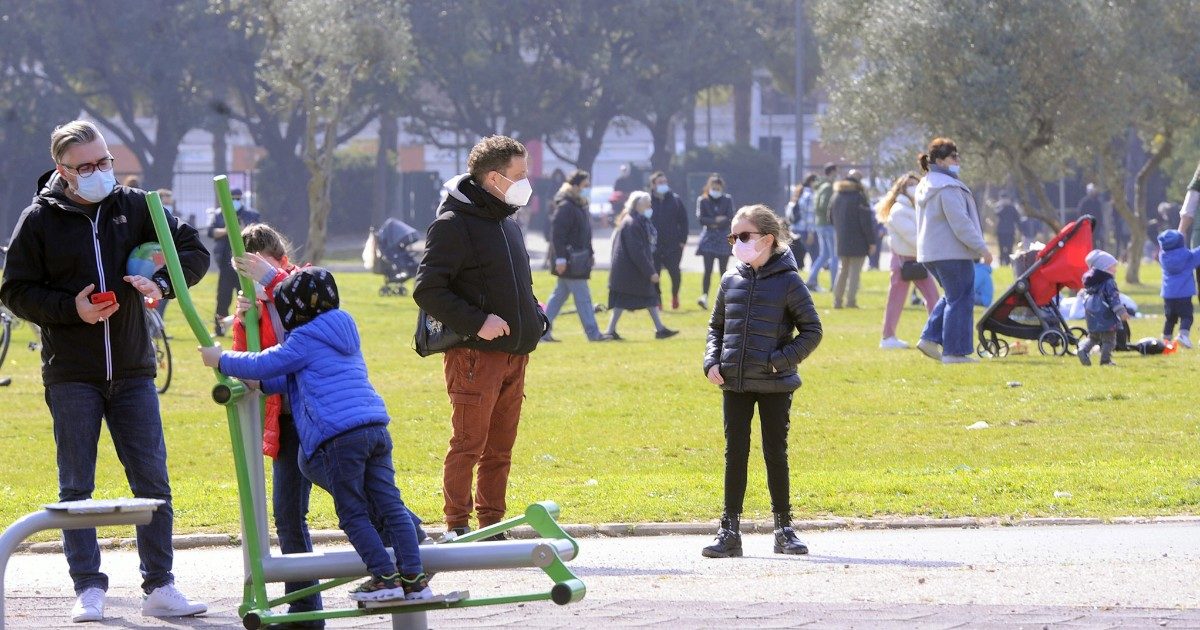 Assegno unico universale, partenza rinviata a marzo: 175 euro al mese per ogni figlio se l’Isee è basso, maggiorazioni per famiglie numerose e disabili