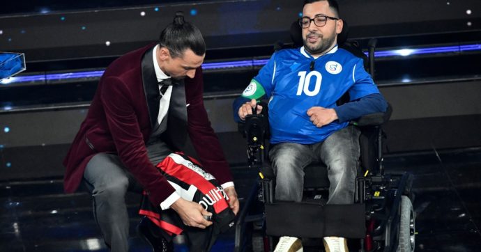 Ibrahimovic canta (a Sanremo) e Pioli porta la croce: la lezione dei compagni che “non sanno passare la palla”