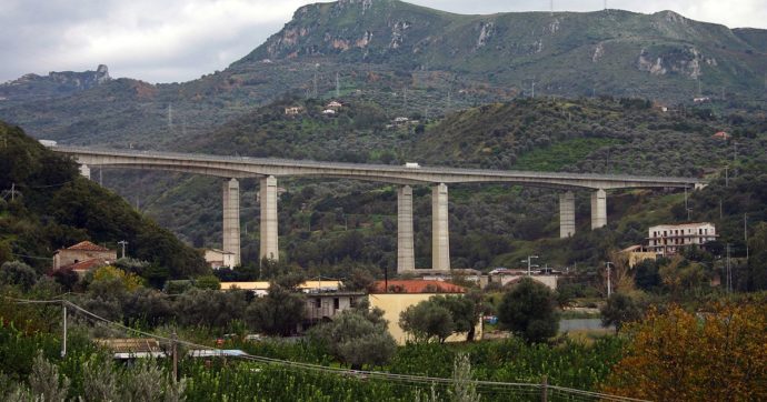 Autostrada Messina Palermo, sequestrati 22 cavalcavia: quattro indagati. “Condizioni critiche e rischio crollo”