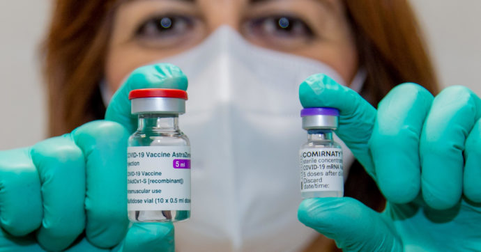 Vaccini, due terzi di fiale AstraZeneca nei frigo. Il viceministro della Salute Sileri contro Aifa: “Un mese fa chiesi di cambiare, zero risposte”