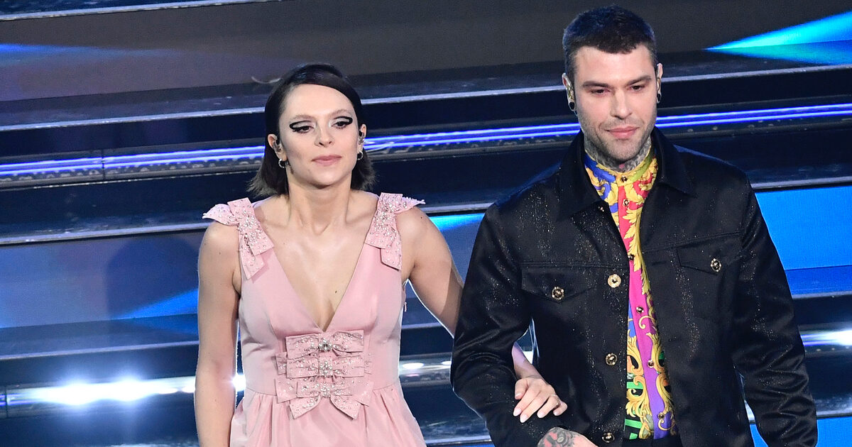 “Anche Fedez stasera non viene, ma che ca**o!”: Francesca Michielin ironica sull’assenza del rapper per motivi di salute – IL VIDEO