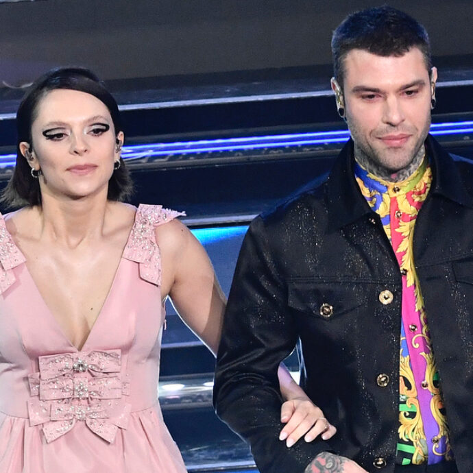 “Anche Fedez stasera non viene, ma che ca**o!”: Francesca Michielin ironica sull’assenza del rapper per motivi di salute – IL VIDEO