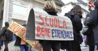 Copertina di Napoli, la protesta dei genitori contro la didattica a distanza: “Non è una questione di zona rossa. Qui le scuole non hanno mai riaperto”