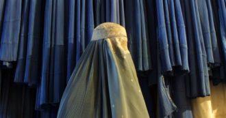 Copertina di Svizzera, vince il sì al referendum anti-burqa: sarà vietato coprirsi il volto nei luoghi pubblici