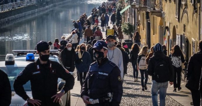 Milano, troppe persone in Darsena e lungo i Navigli: la polizia blocca i punti di accesso